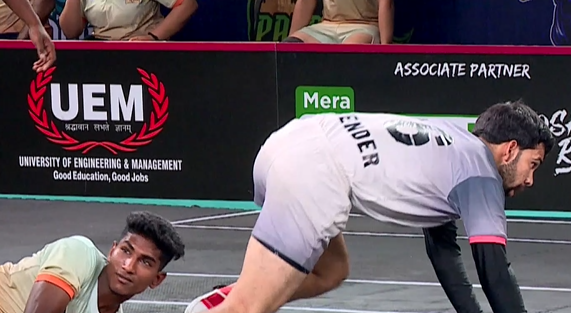 Virender Singh slips past Chola Veerans's defence with 12 points