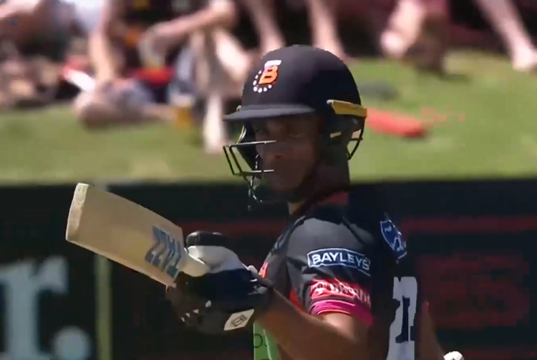 7 fours, 3 sixes! Raval's sensational 60