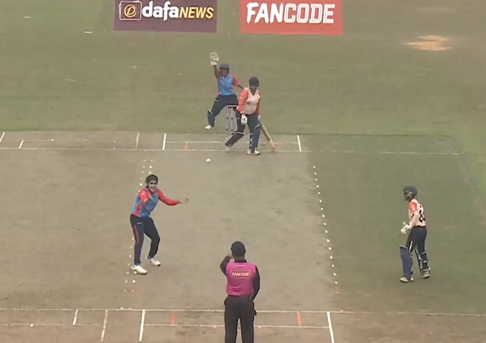 Sulakshana Roy's 3 for 19 puts Titans on front foot