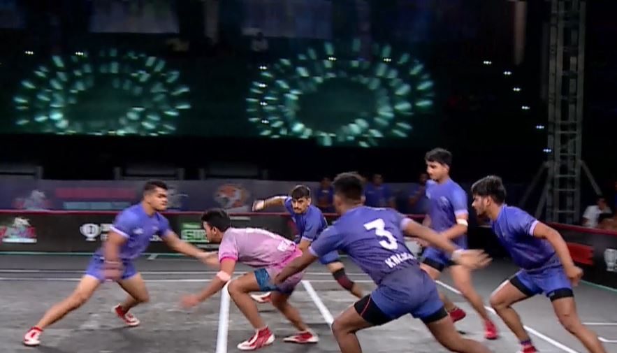 Shobhit Bhati's tackles sting Rhinos