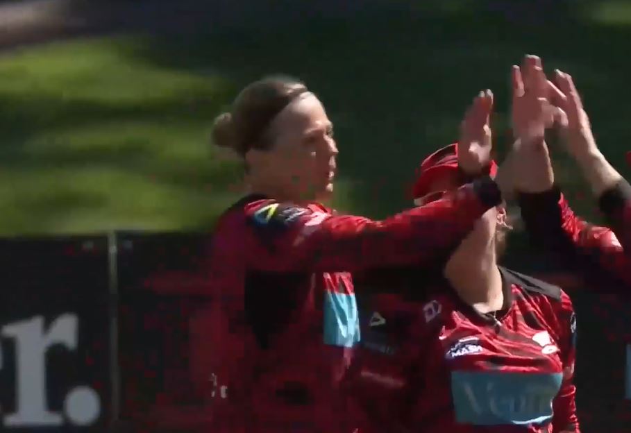 3 for 17! Tahuhu stings Hinds with a brilliant spell