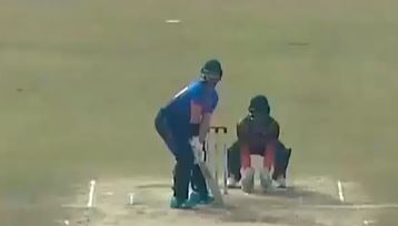 4 fours, 3 sixes! Ryan Burl's unbeaten 61