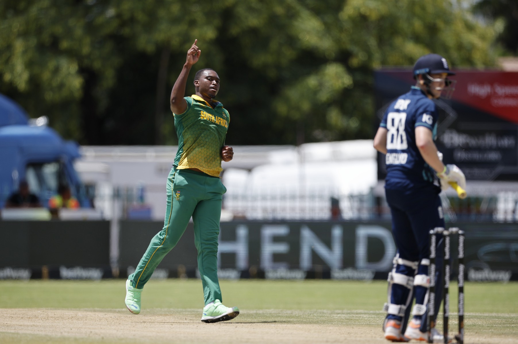 Ngidi quells England with 4-62