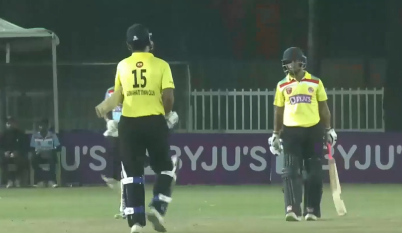 53* off 33! Akash Sengupta plays a quickfire cameo