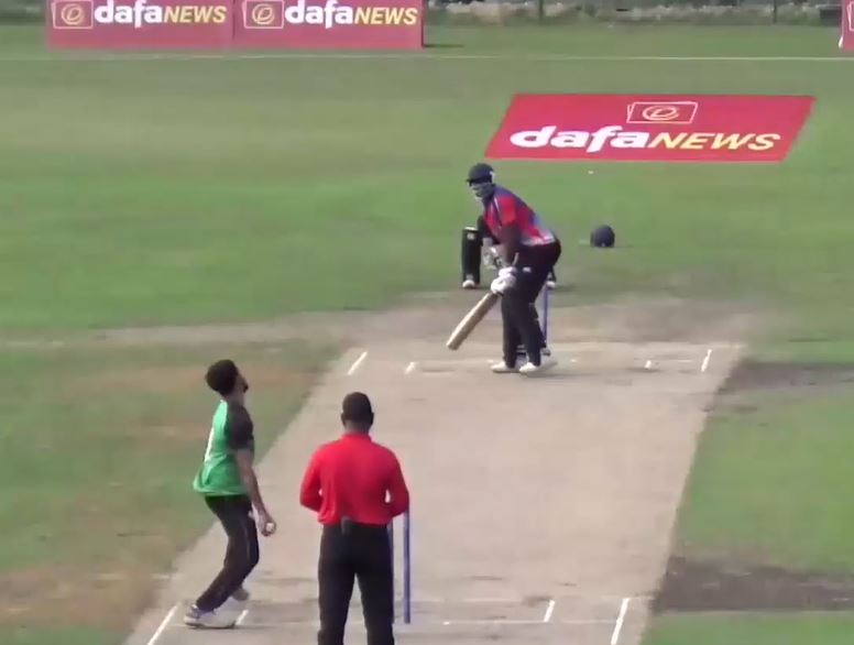Amir Khan dooms Outlanders' chase with a 3-fer