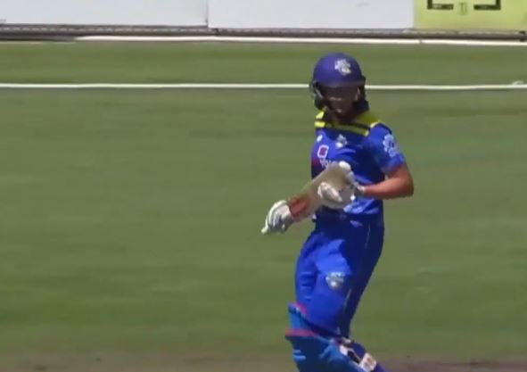 Rebecca Carter's 49 gives smooth start to Meteors