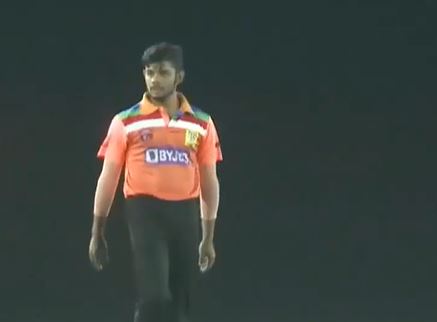 4-fer! Rohit Singh displays his wizardry