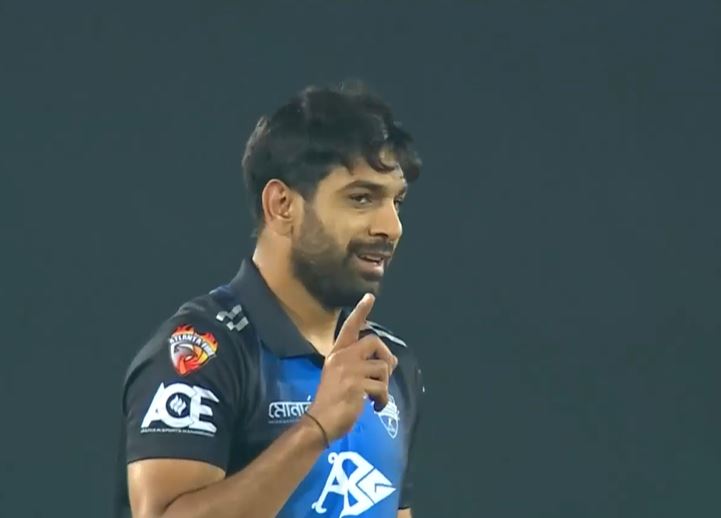 Haris Rauf rattles Challengers with his spell