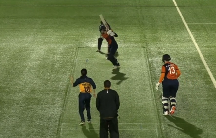 225 STRIKE-RATE! Babette de Leede's electrifying 63 off 28