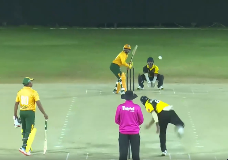 69 off 27! Wender Botheju begins the fireworks