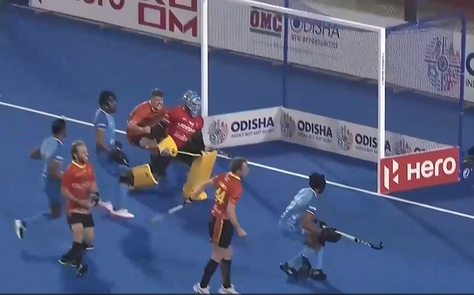 India hold nerves to beat Australia 5-4