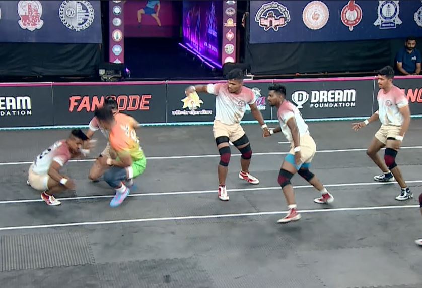 Sanket Khalate's valiant tackles put Pune on the backfoot