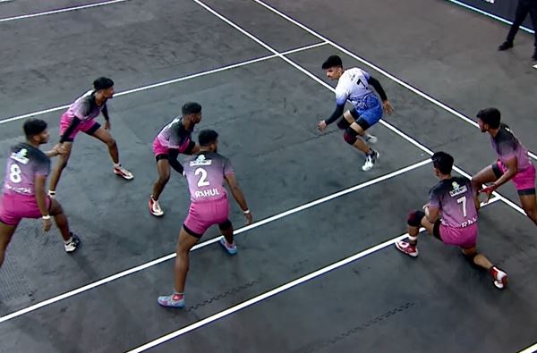 Vignesh Chaudhari returns with 10 Raid points