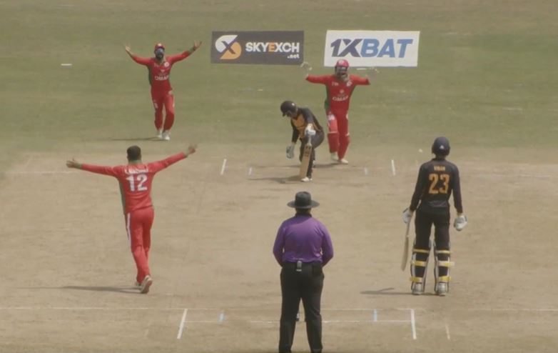 4 for 35! Zeeshan Maqsood stars with the ball