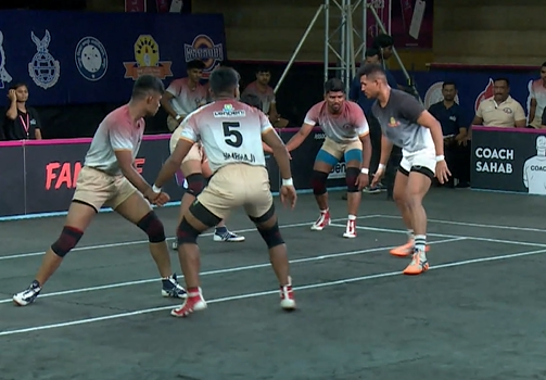 Bharat Khargutkar outsmarts Ahmednagar's defenders