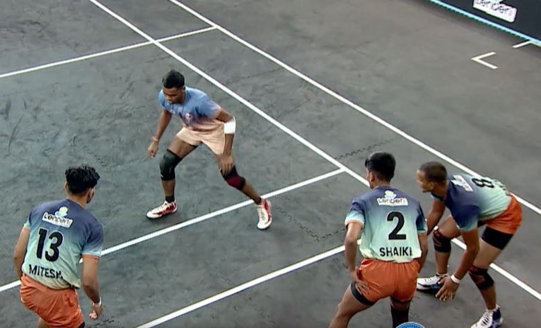 Jatin Vinde stuns Dhule with his cheeky raids