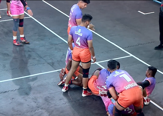 Dadaso Pujari's crushing tackles against Palghar