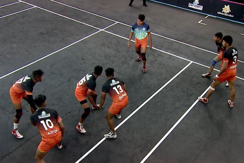 Dhule's raiders kneel before Suryawashi's defense