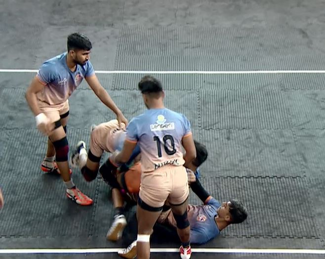 Dhule's raiders kneel before Sahil Rane's defense