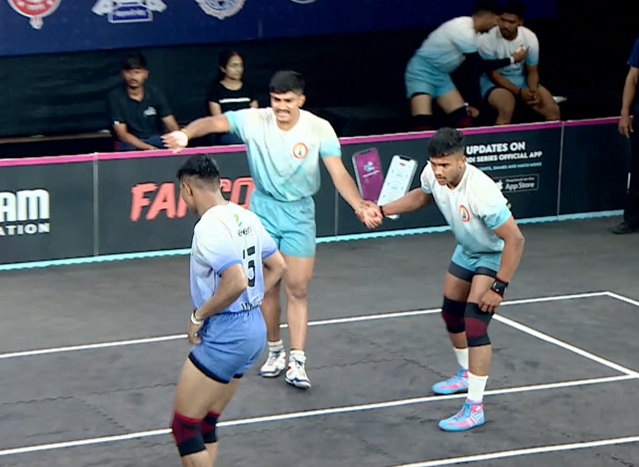 Shreyas Umardand puts Thane District on the backfoot