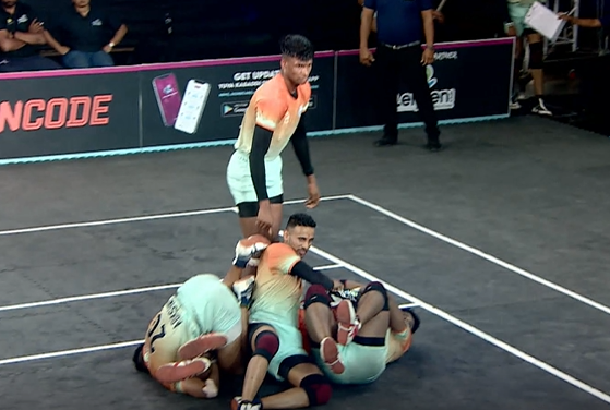 Akshay Tawde brings down Nashik's raiders