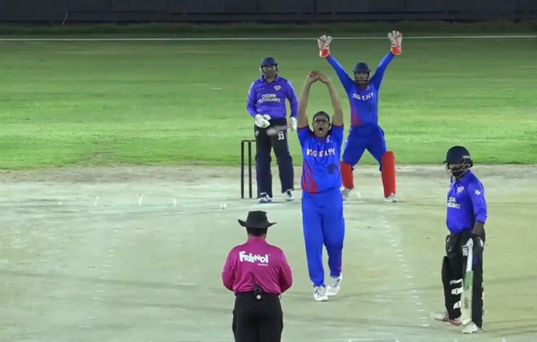 3 for 12! Azmat Ullah Nazir delivers with the ball
