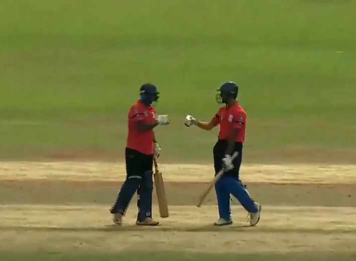 Royals hold nerves to beat Avengers by 3 wickets
