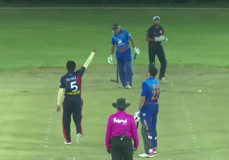 3 for 25! Riaz Masurkar's disciplined spell