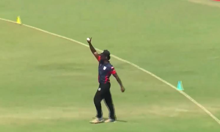 3 for 9! Vikas Gupta's disciplined spell