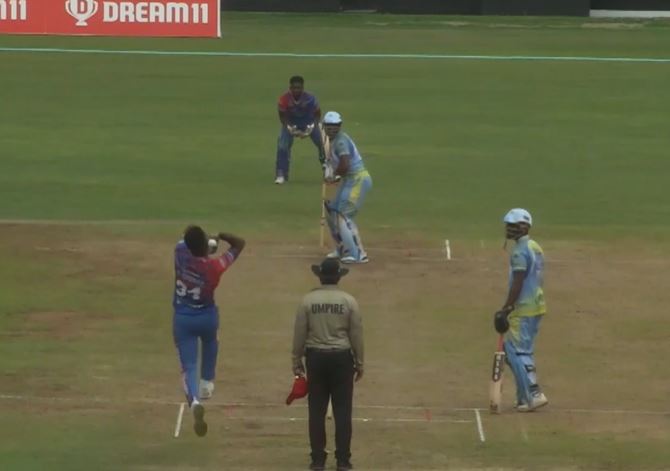 Robinson's valiant 62* wins it for Splashers