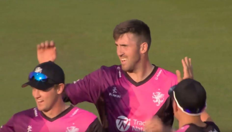 3 for 8! Craig Overton dismantles Hampshire