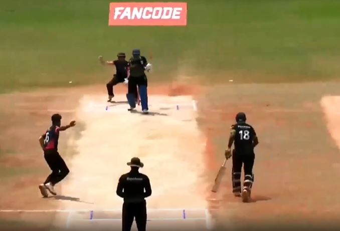 3 for 8! Arunachalam V delivers with the ball