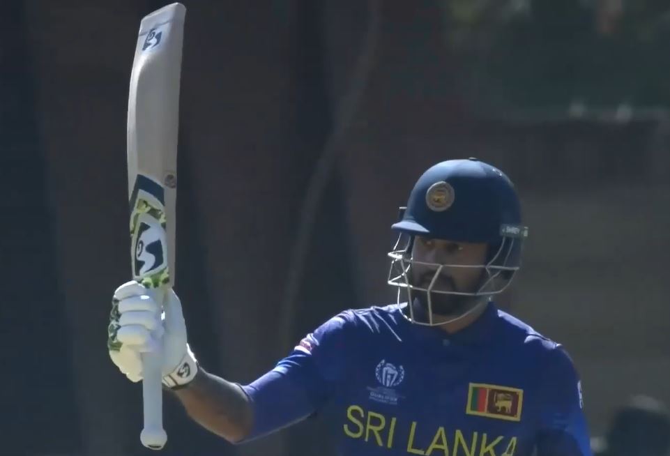 Dimuth Karunaratne anchors SL's chase with classy 61*