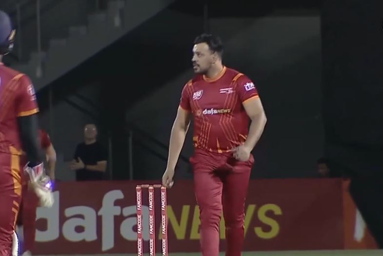 3 for 12! Abdullah Kayani's disciplined spell