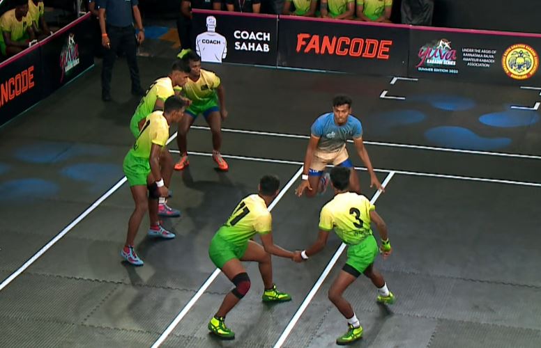 3 Tackle points! Purushottam sizzles with defense work