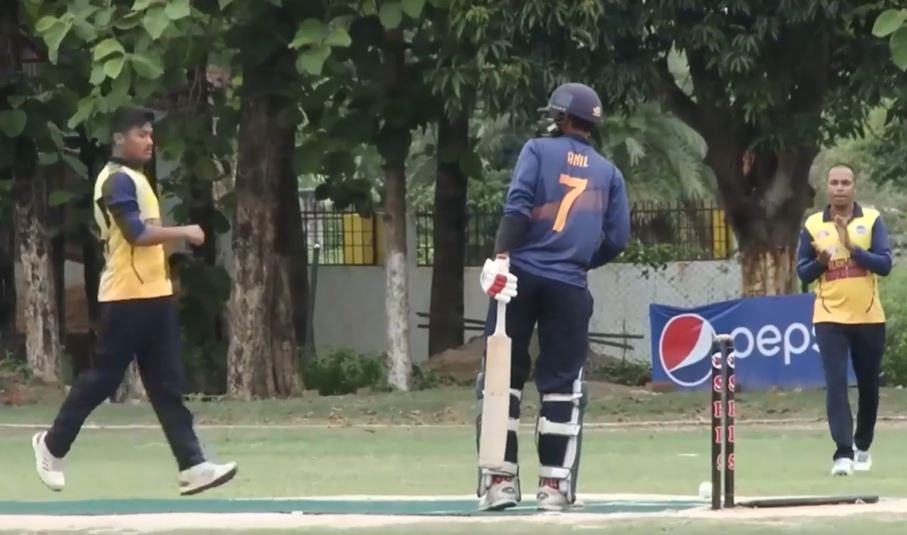 3 for 22! Rupesh Singh strikes early