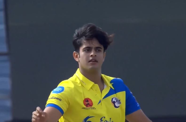 3 for 12! Prashant Solanki strikes early