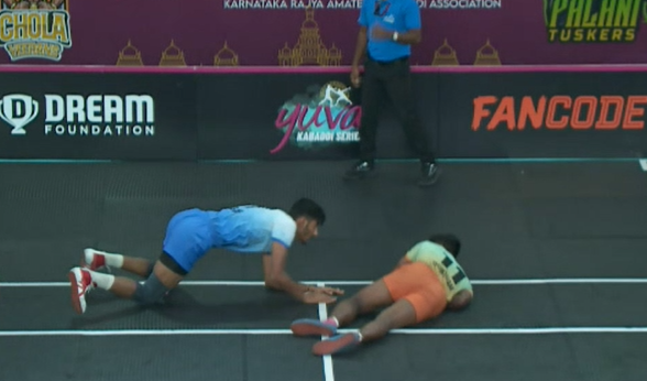 Gagan Gowda's kamaal raid shocks Chola Veerans