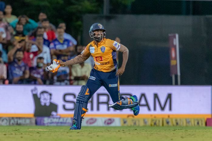 15 needed off 6! Ajitesh, Poiyamozhi do the magic for Royal Kings
