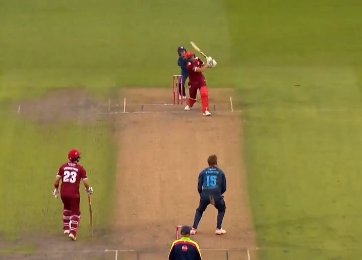 Lancashire dominate Derbyshire to win by 27 runs