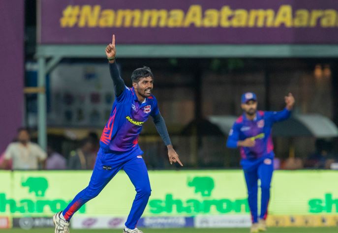 Fifer! Bhuvaneswaran wreaks havoc on Nellai Royal Kings
