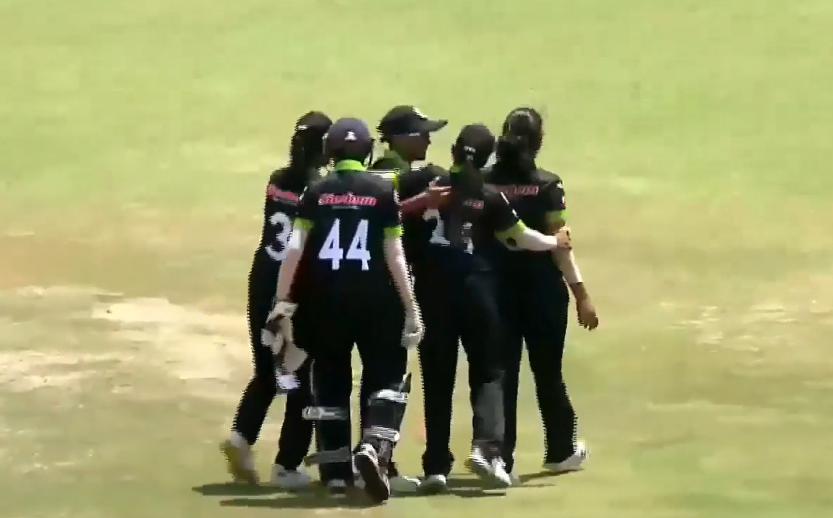 Queens hold nerve to pip Diamonds by 5 runs