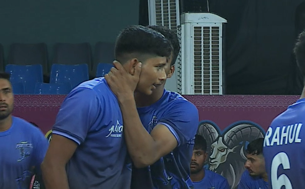 Rohit Yadav slips past Chola Veerans' defence