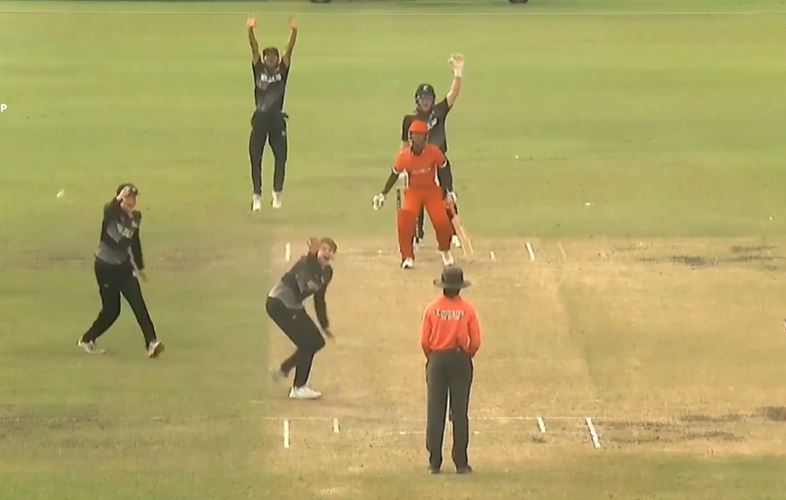 6 for 14! Zac Cumming delivers with the ball