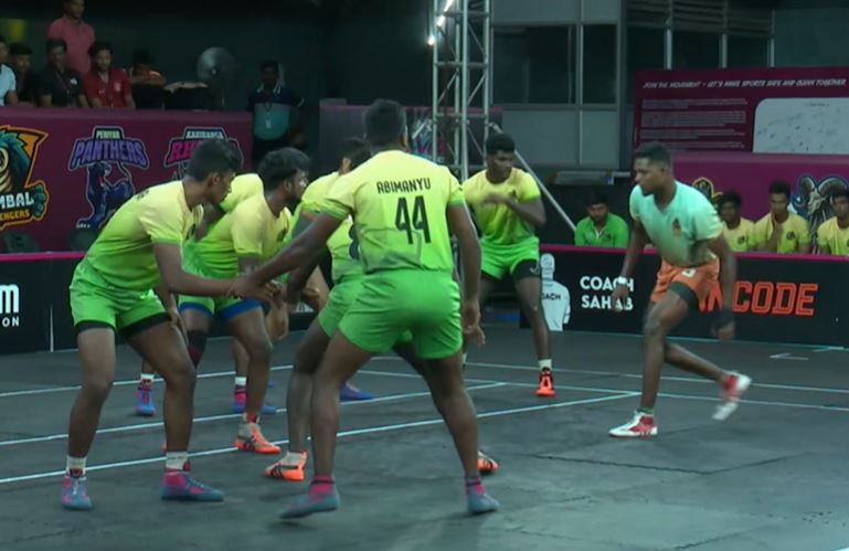 6 Tackle points! V Vishwanath Vijaykumar strikes again