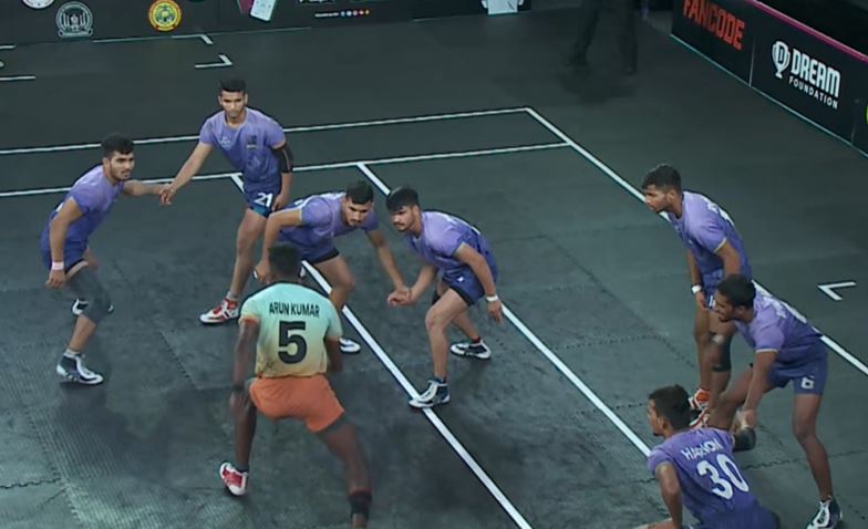 Arunkumar Anjapuli dazzles with 14 Raid points