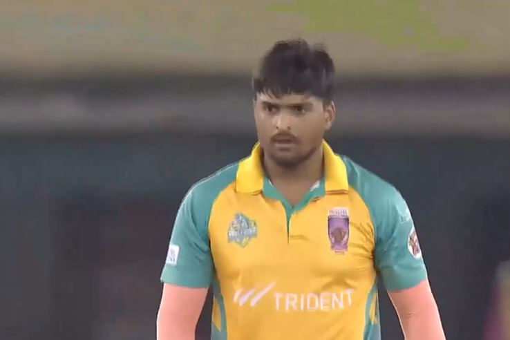 3 for 26! Harshdeep Singh strikes early