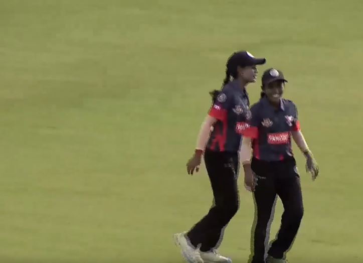 3 for 8! Kavisha Elayaperumal's disciplined spell