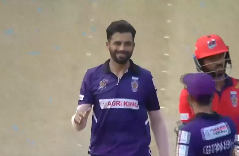 3 for 19! Barinder Sran strikes with the ball