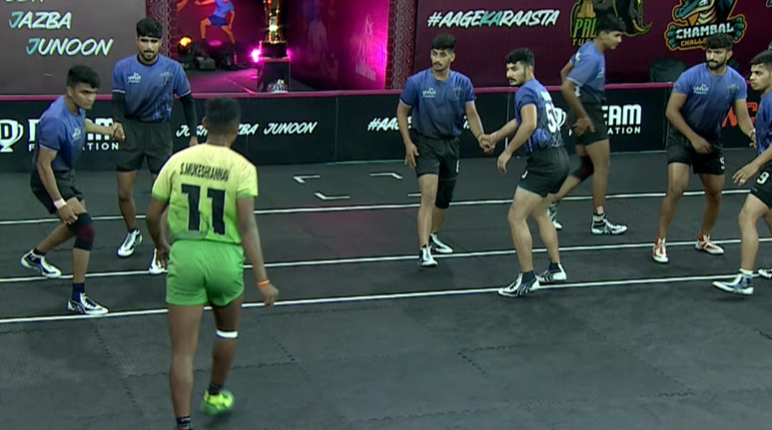 Lokesh Ghosliya's brave tackles against Palani Tuskers